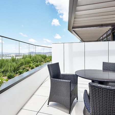 Meriton Suites Канбера Екстериор снимка A balcony