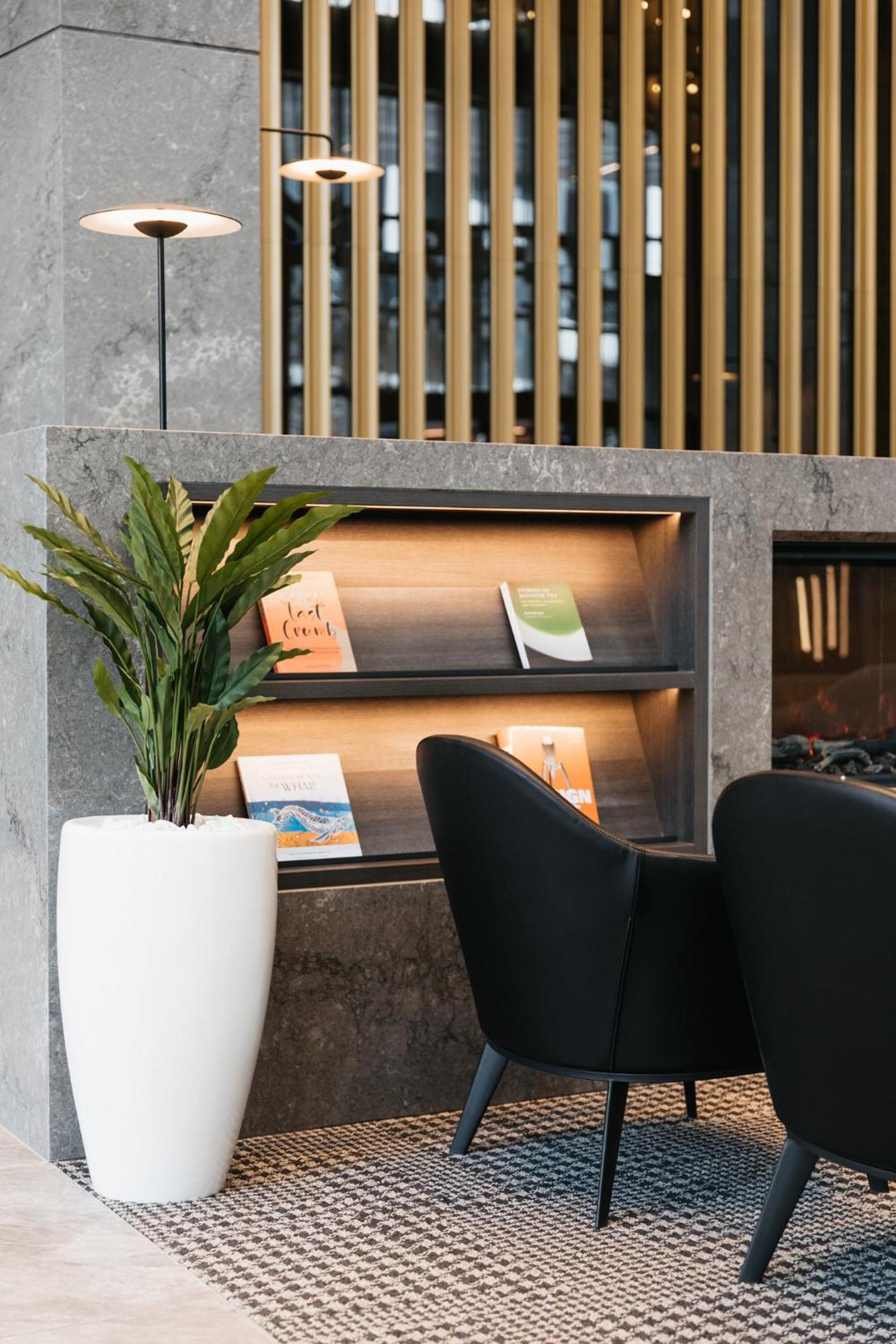Meriton Suites Канбера Екстериор снимка Interior of the lounge