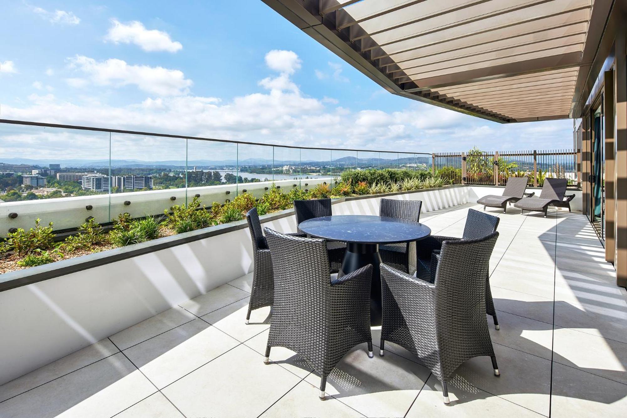 Meriton Suites Канбера Екстериор снимка The rooftop garden