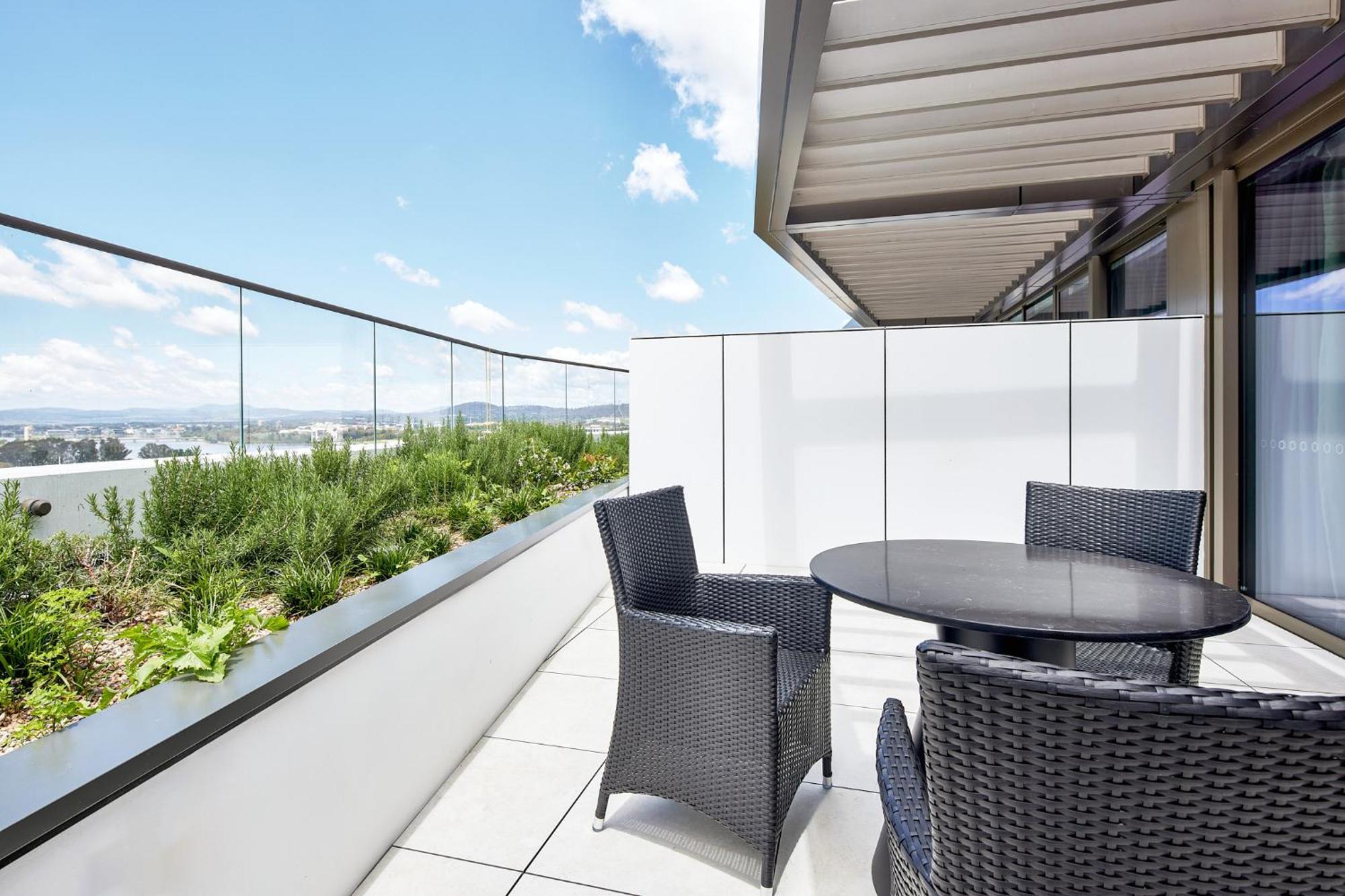 Meriton Suites Канбера Екстериор снимка A balcony
