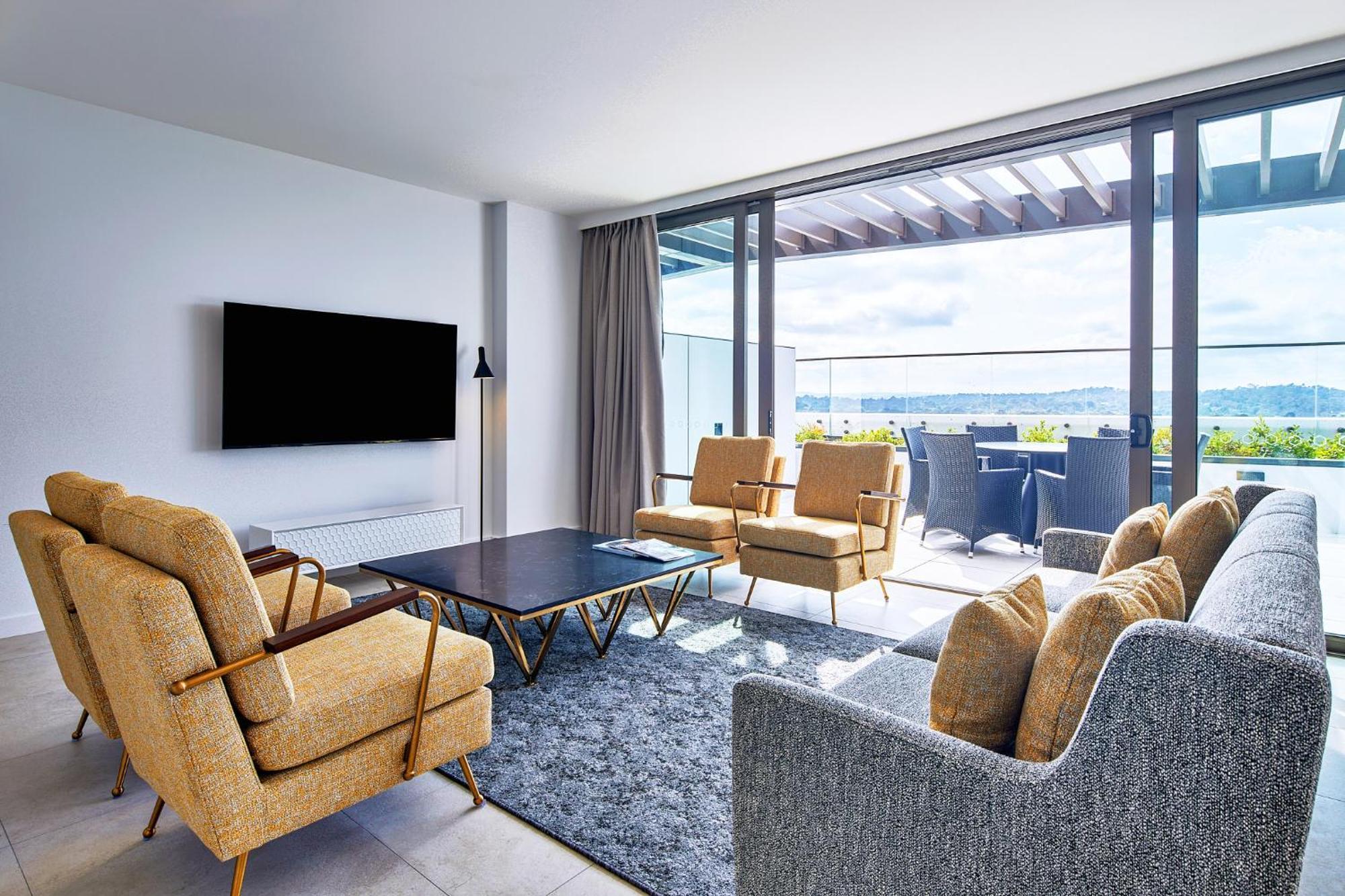 Meriton Suites Канбера Екстериор снимка A living room at the hotel
