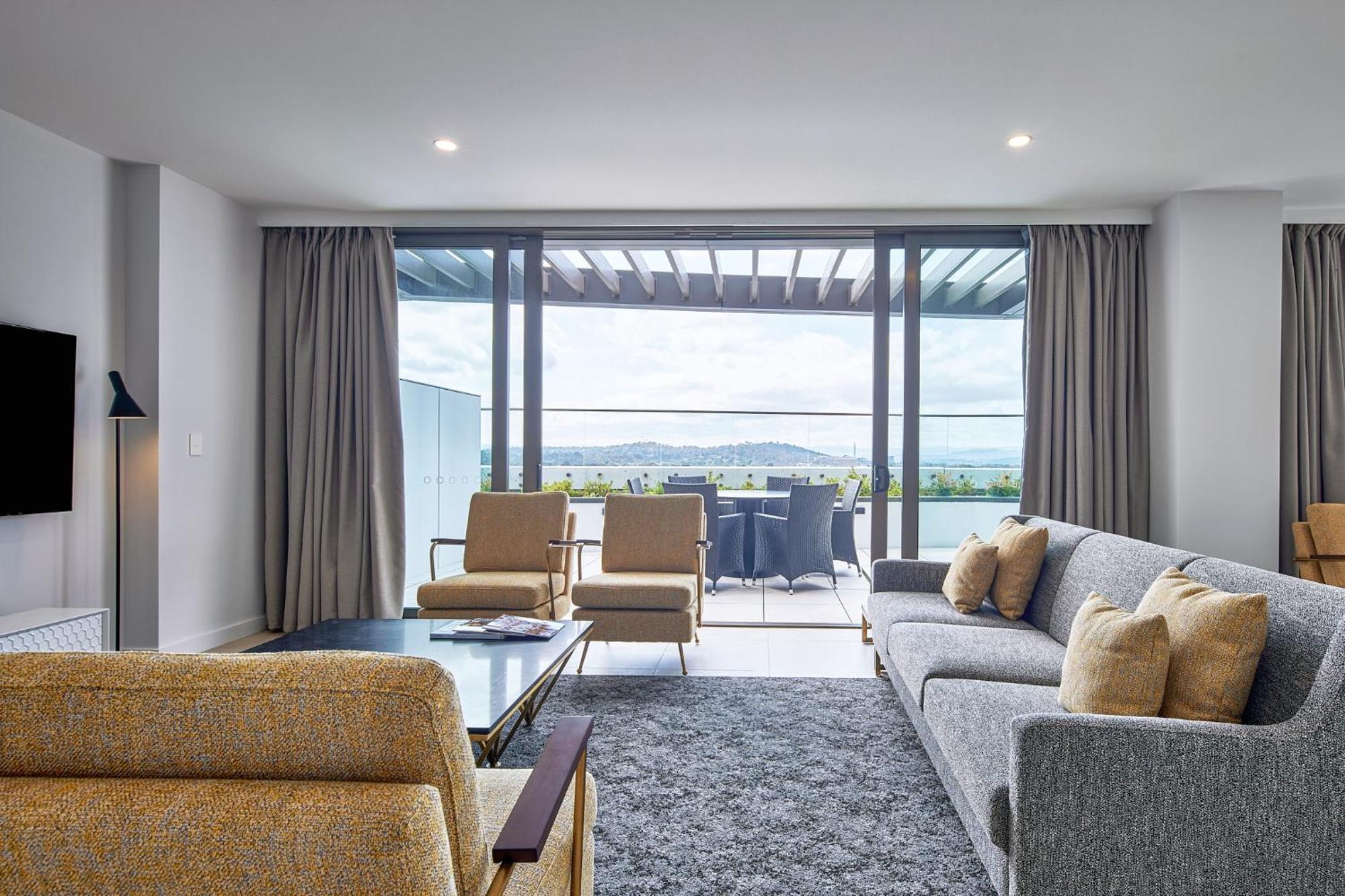 Meriton Suites Канбера Екстериор снимка A suite at the hotel