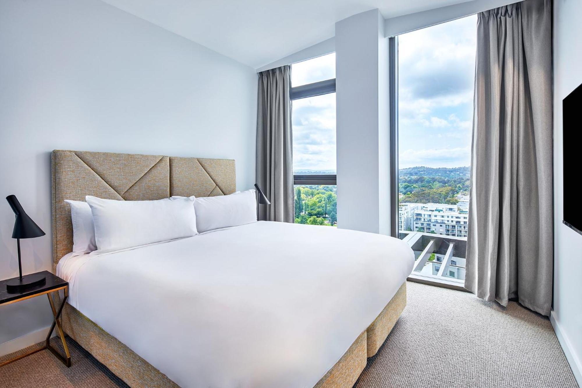 Meriton Suites Канбера Екстериор снимка A bedroom at the hotel