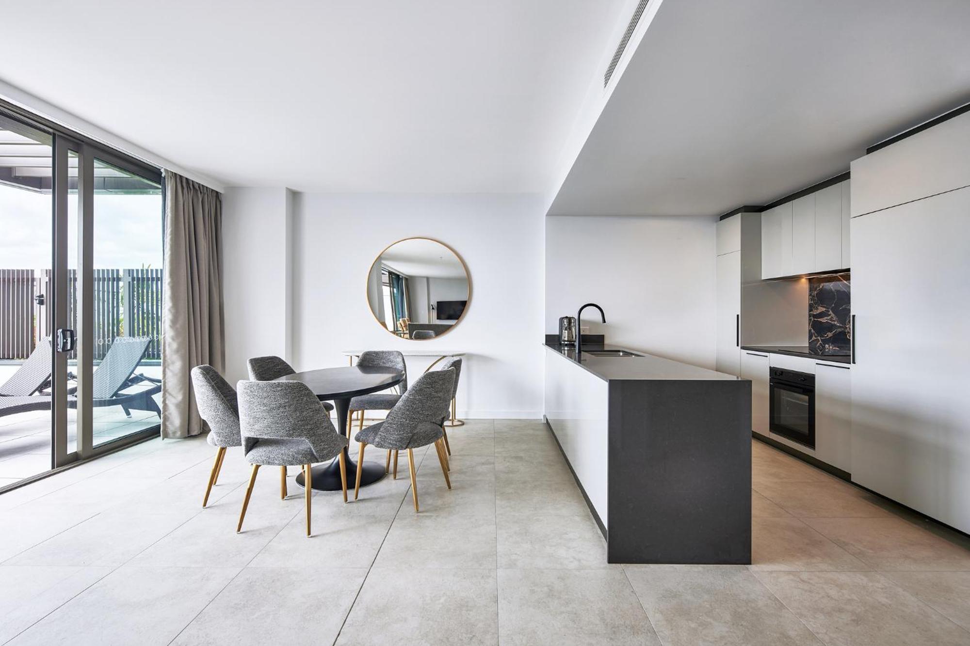 Meriton Suites Канбера Екстериор снимка The kitchen and dining area of a typical apartment