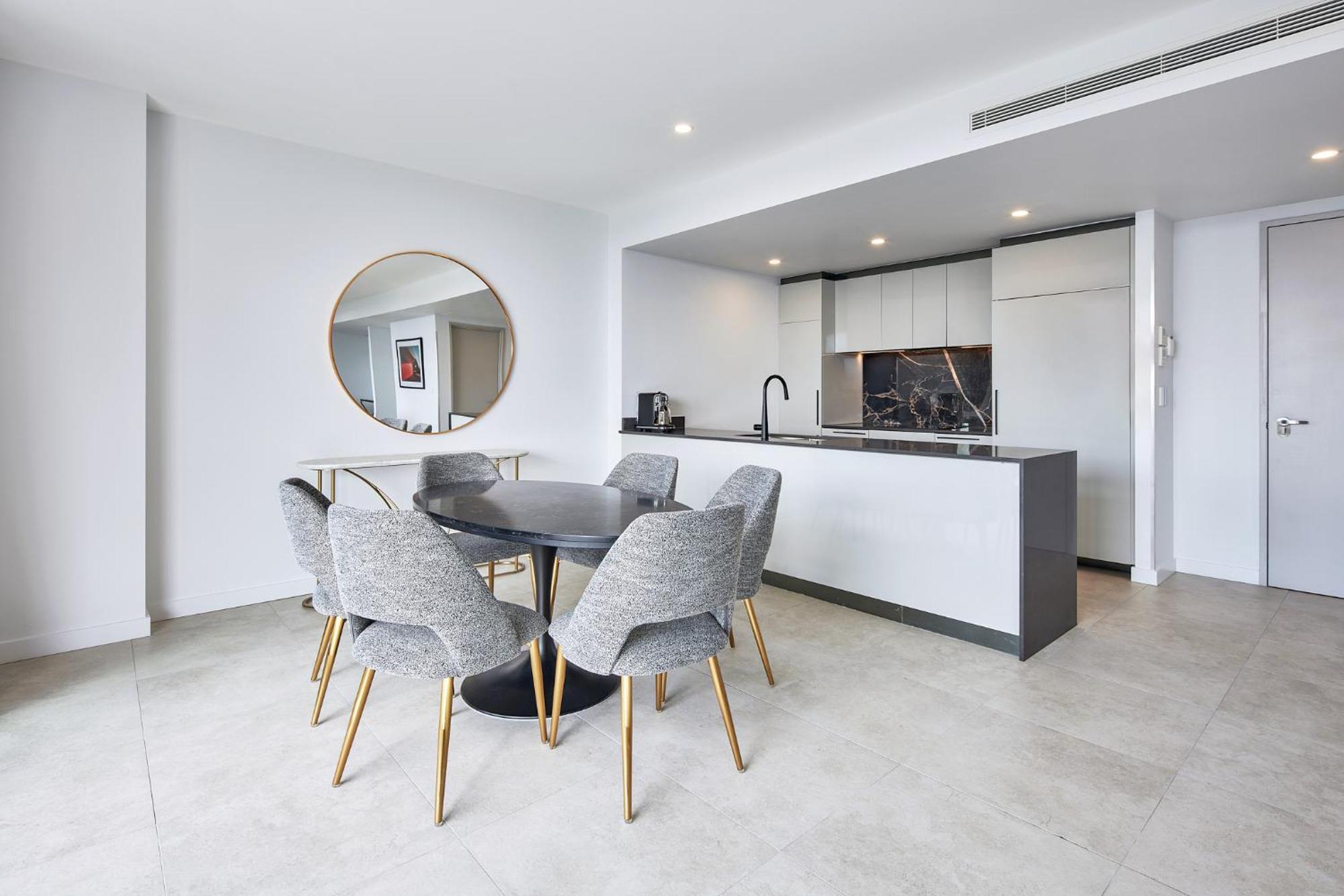 Meriton Suites Канбера Екстериор снимка A typical apartment interior
