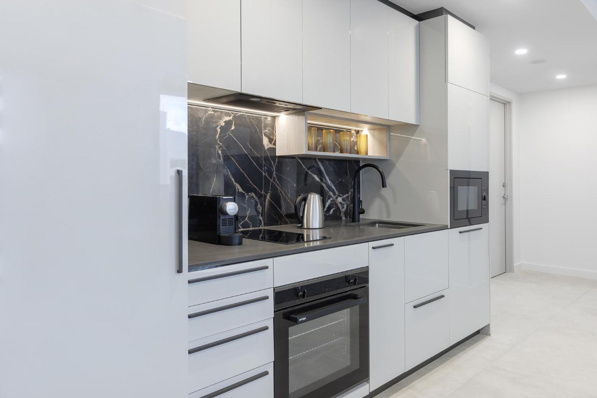 Meriton Suites Канбера Екстериор снимка A modern kitchen