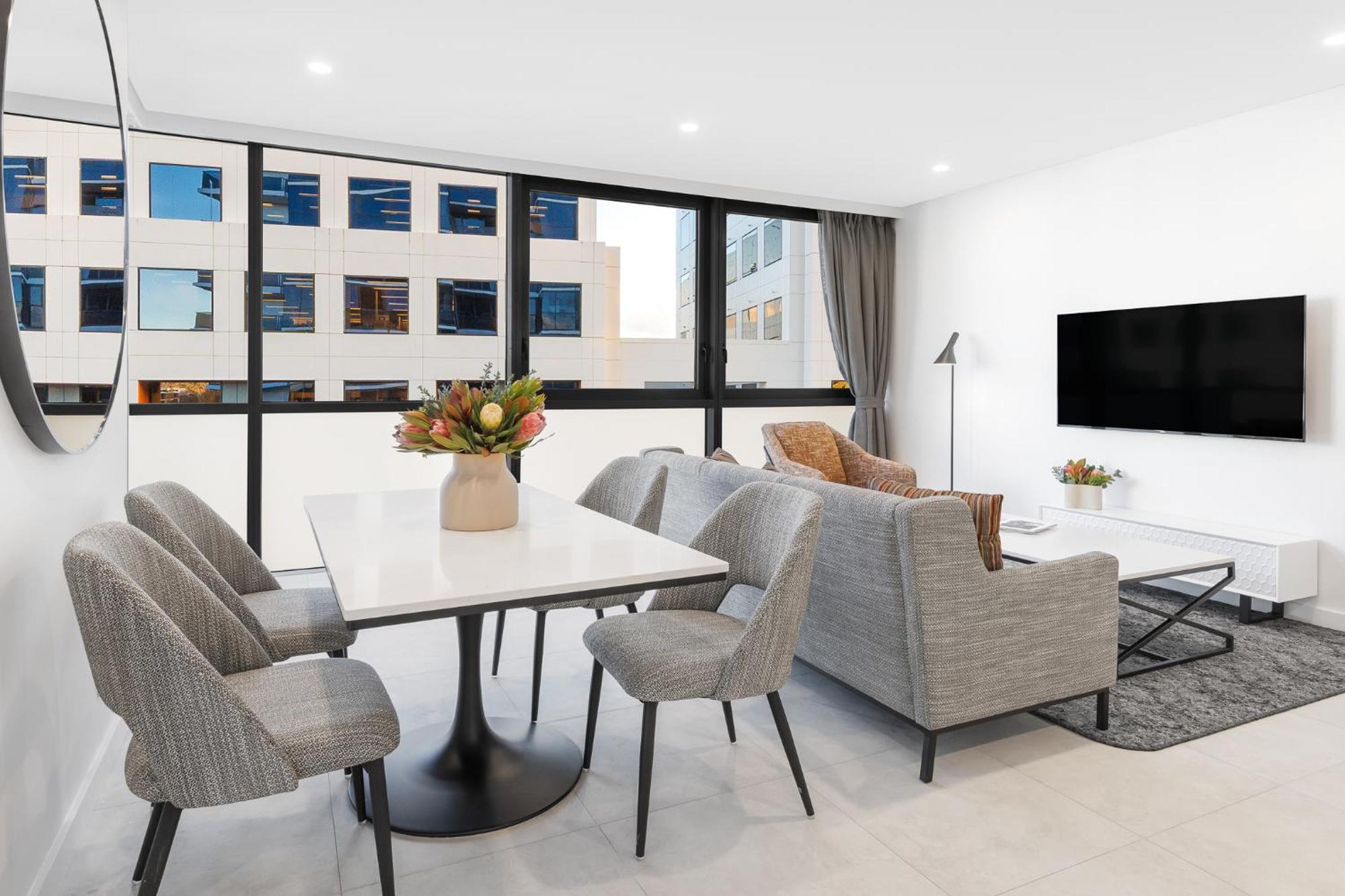 Meriton Suites Канбера Екстериор снимка A staged apartment