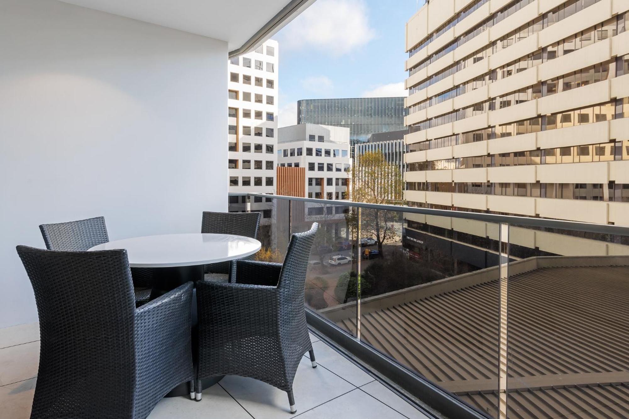 Meriton Suites Канбера Екстериор снимка A balcony