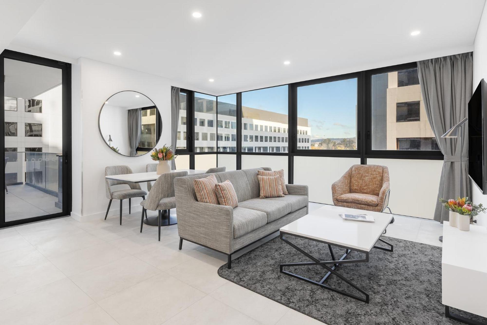 Meriton Suites Канбера Екстериор снимка The interior of a staged apartment