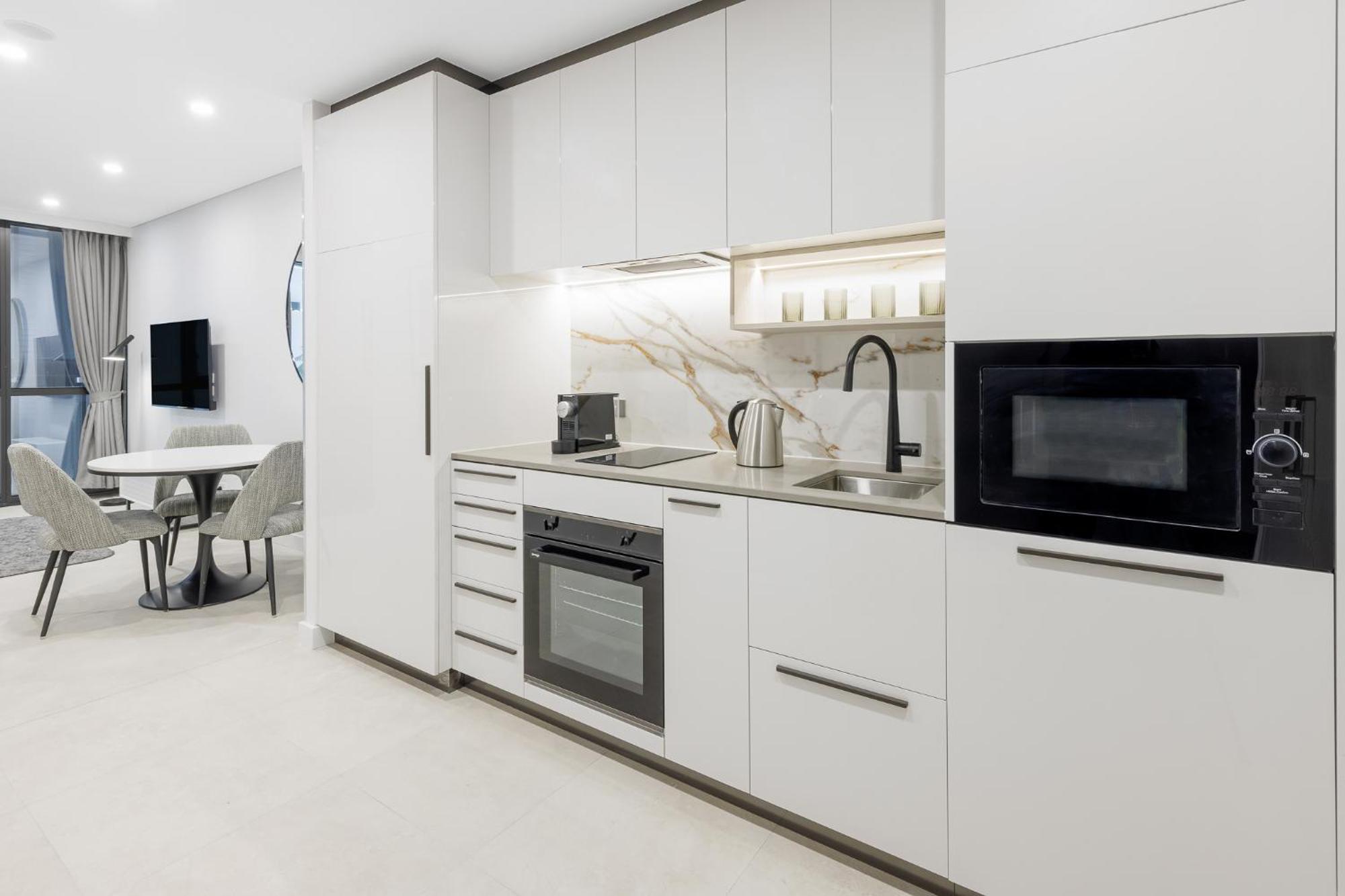 Meriton Suites Канбера Екстериор снимка A typical kitchen in a serviced apartment