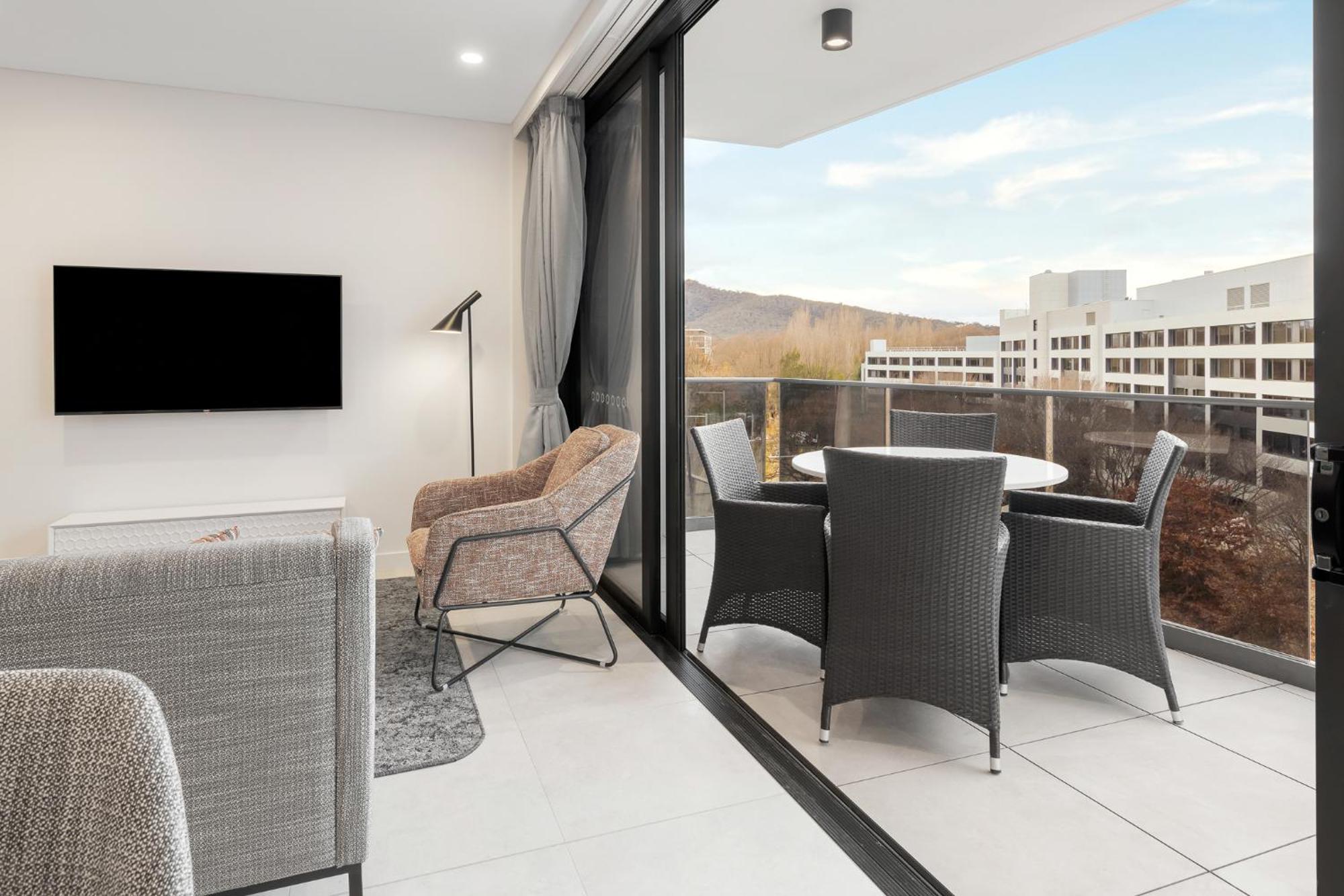 Meriton Suites Канбера Екстериор снимка The interior of a typical apartment at the complex