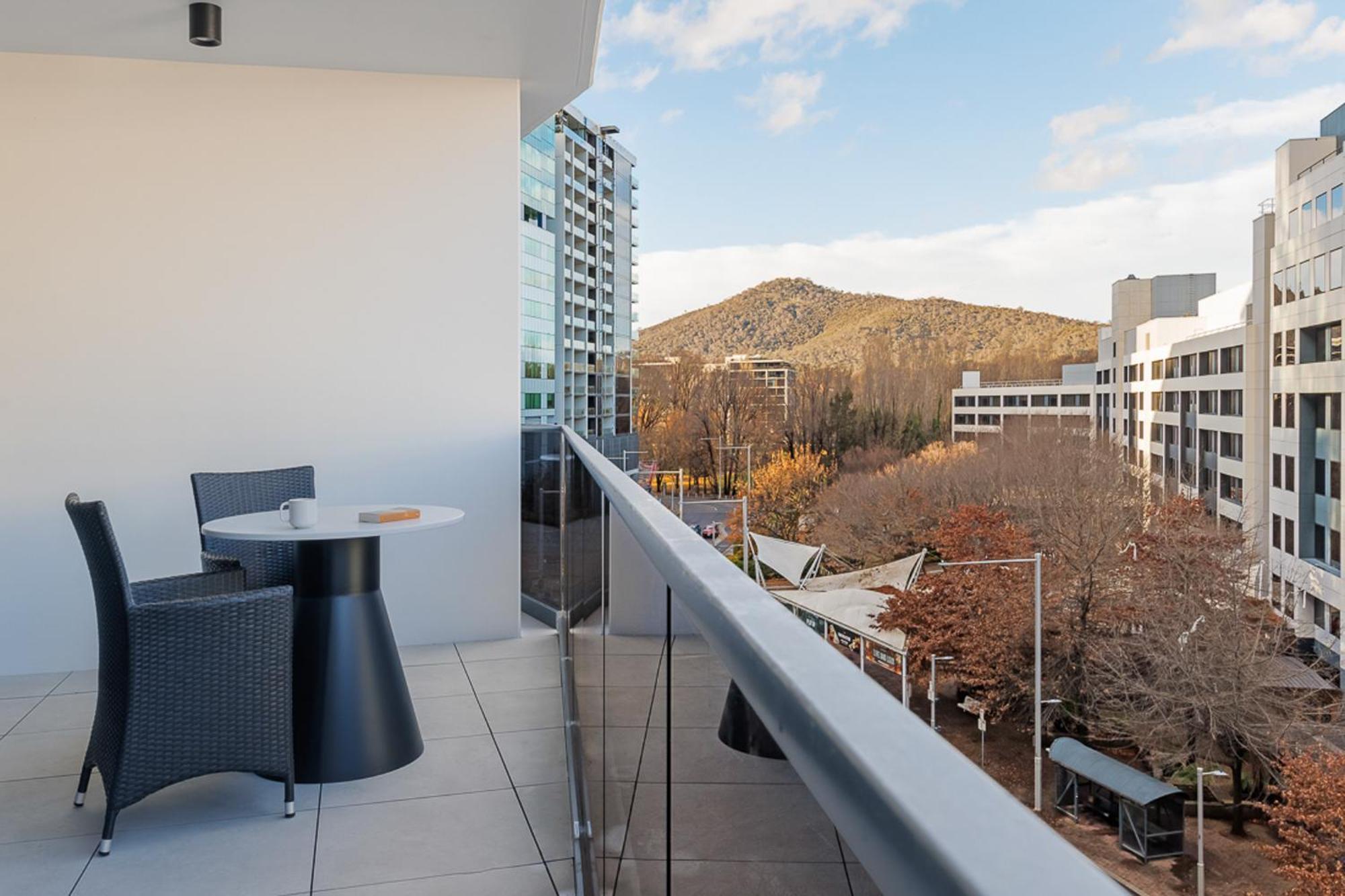 Meriton Suites Канбера Екстериор снимка A balcony in a residential apartment