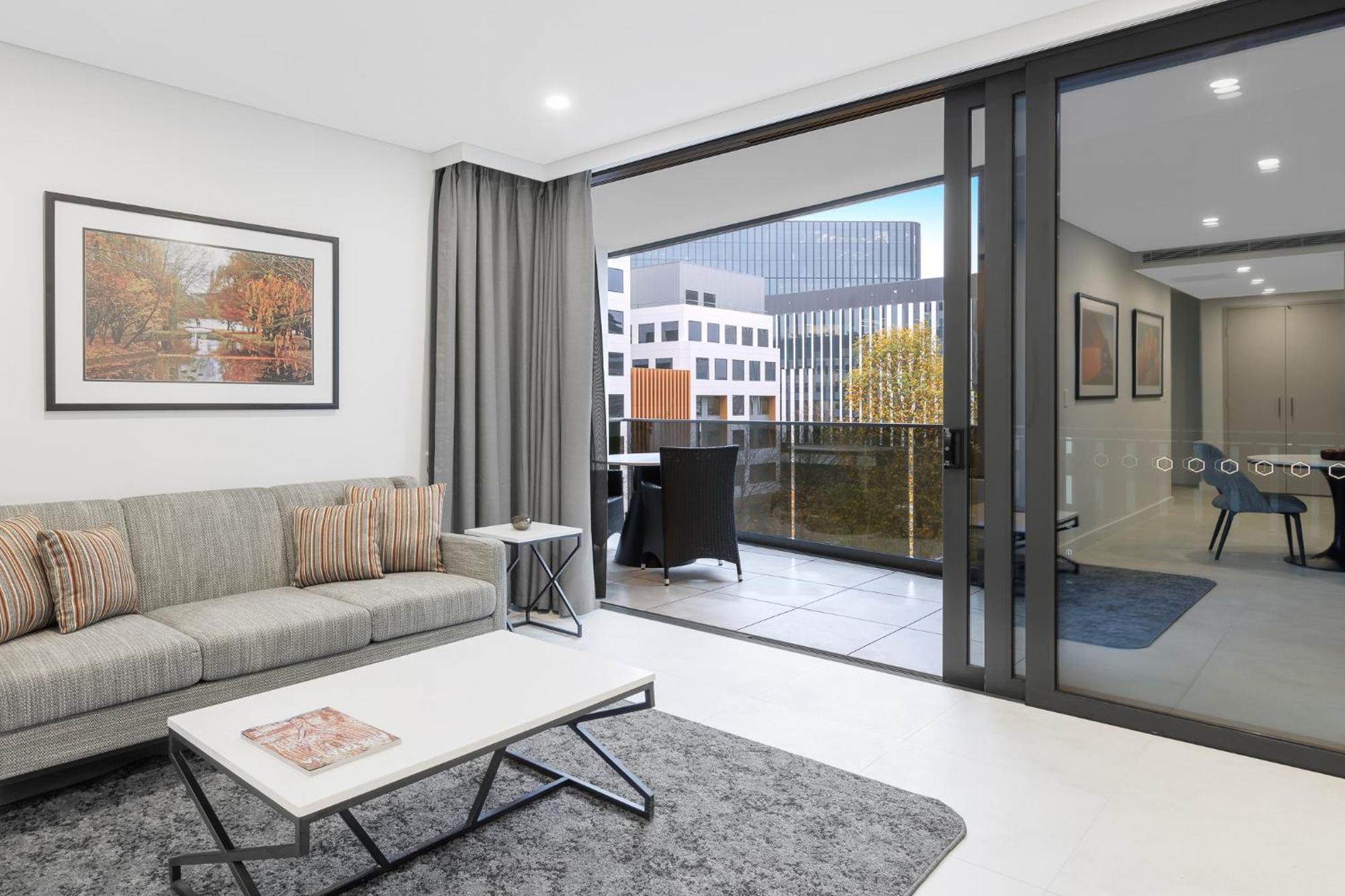 Meriton Suites Канбера Екстериор снимка The interior of a typical apartment