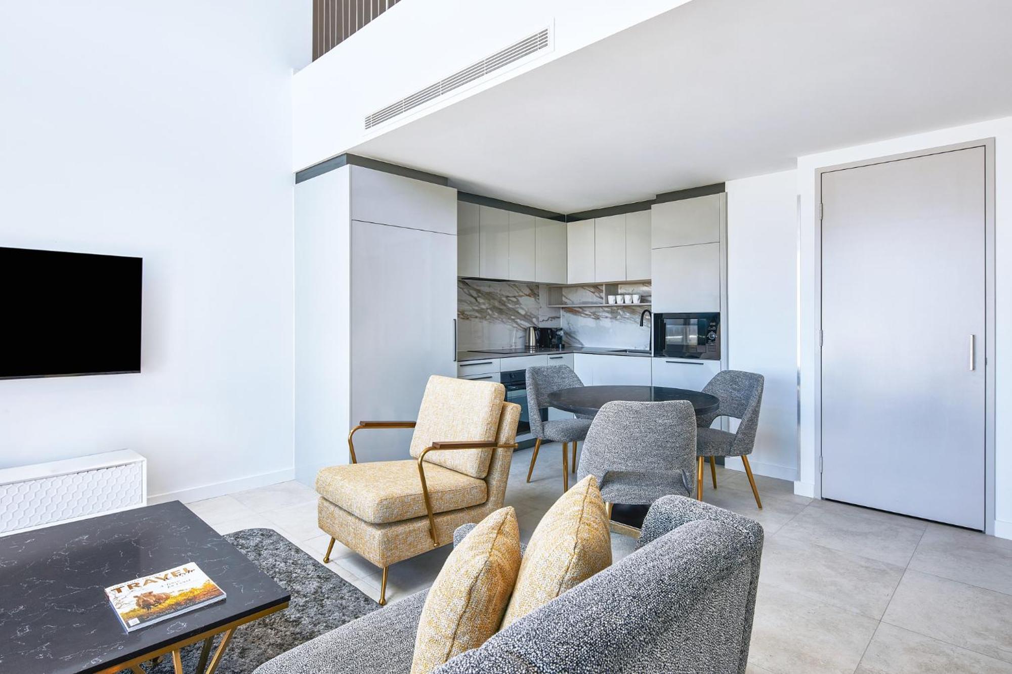 Meriton Suites Канбера Екстериор снимка The interior of a typical apartment