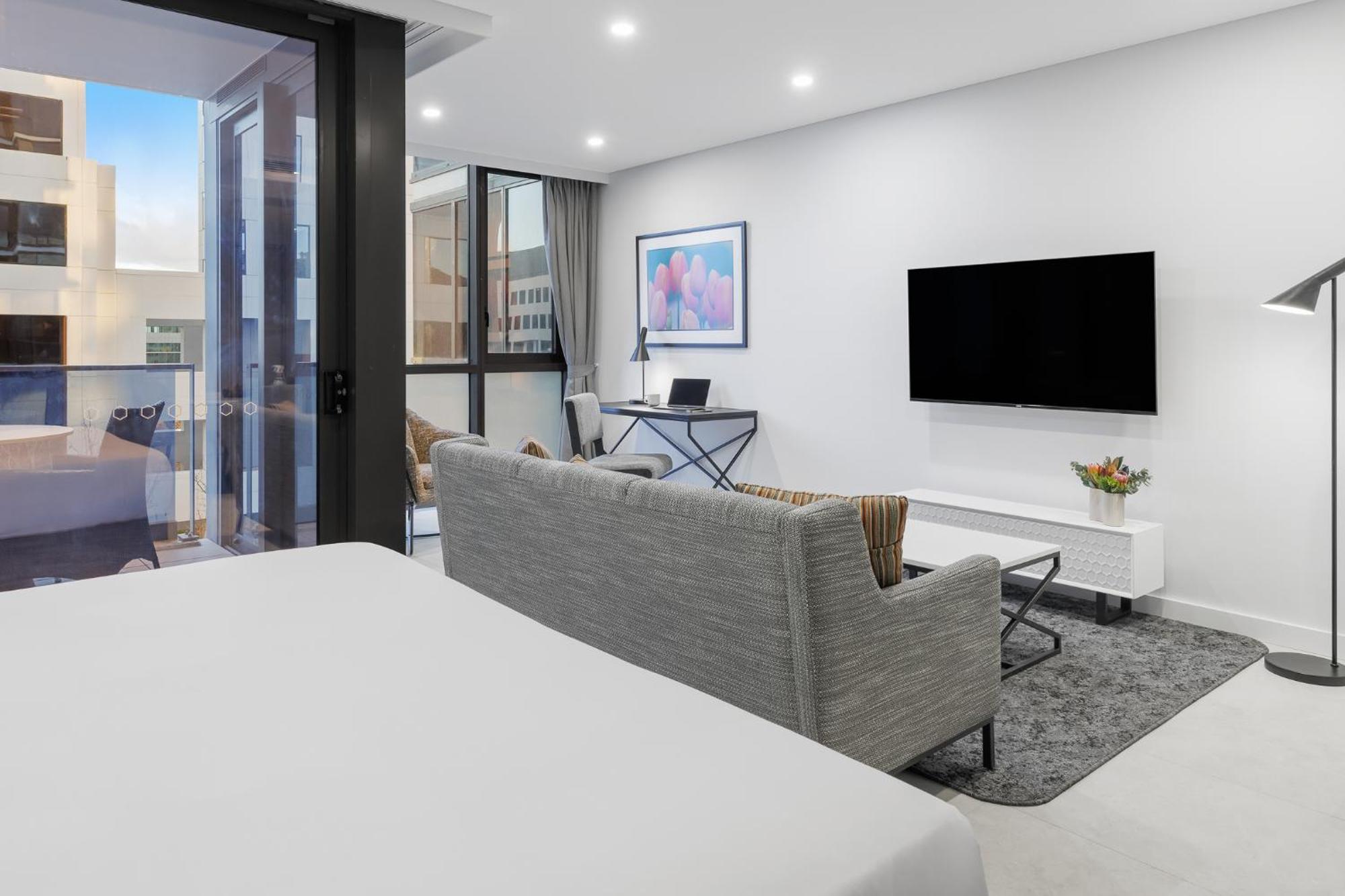 Meriton Suites Канбера Екстериор снимка The interior of a typical apartment