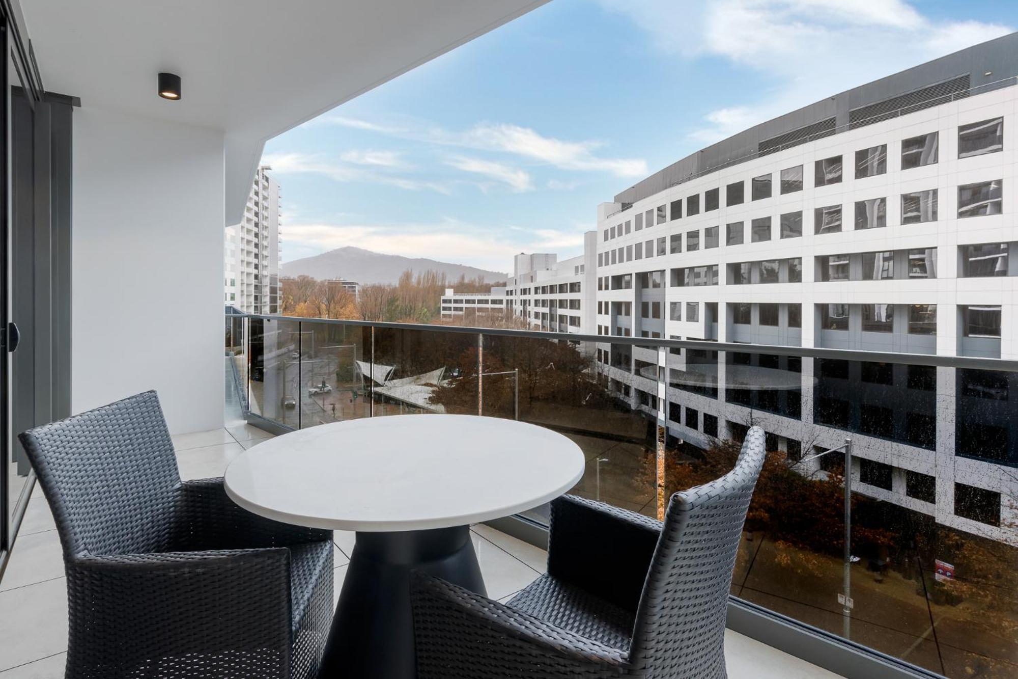 Meriton Suites Канбера Екстериор снимка Balcony