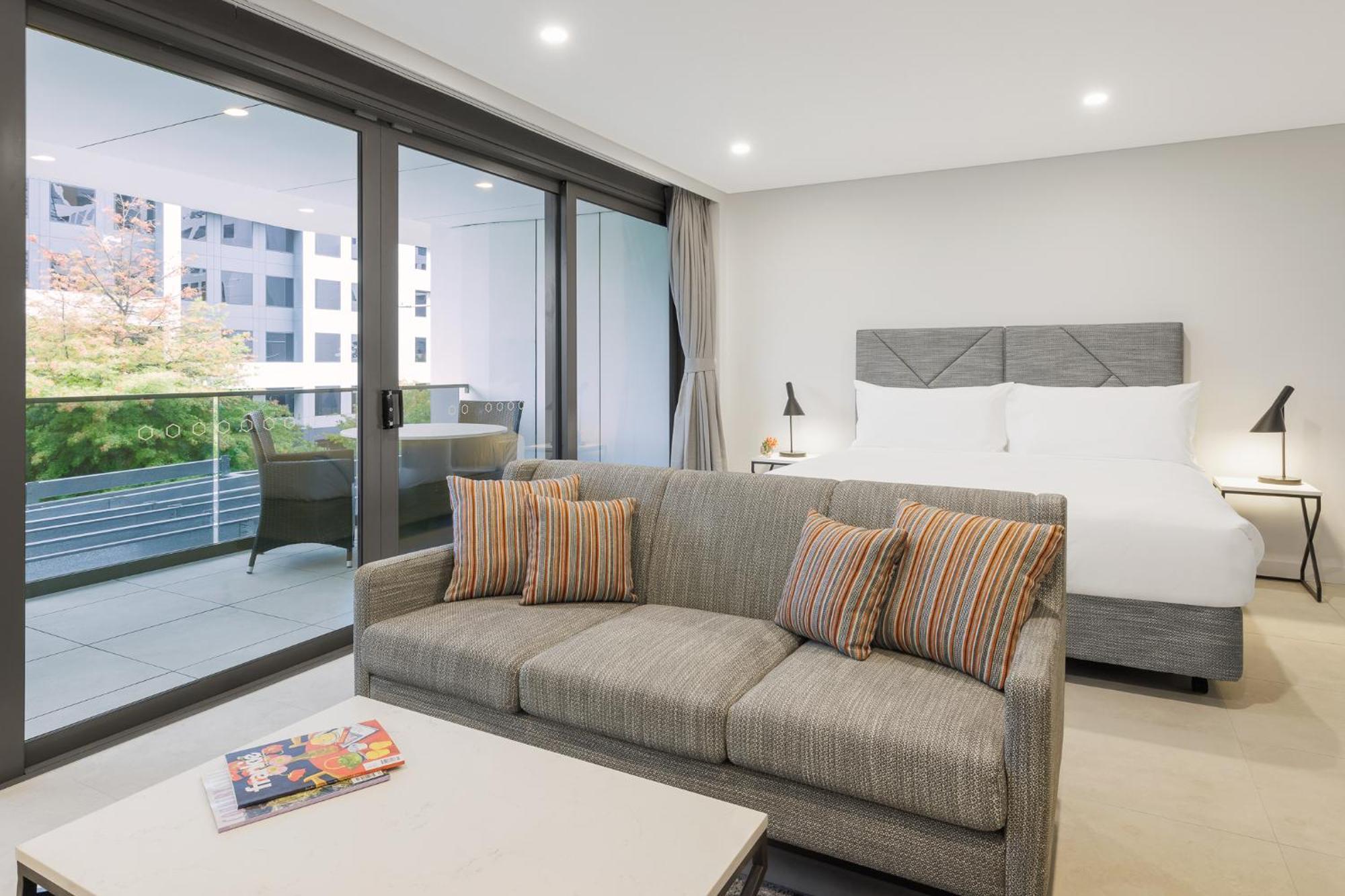 Meriton Suites Канбера Екстериор снимка A typical Studio apartment at the Mantra on Hay Street